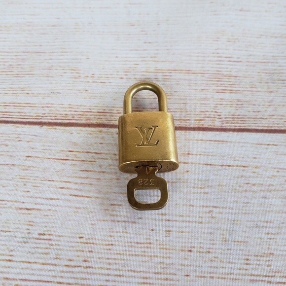 Louis Vuitton #328 Lock and Key - Picture 1 of 6
